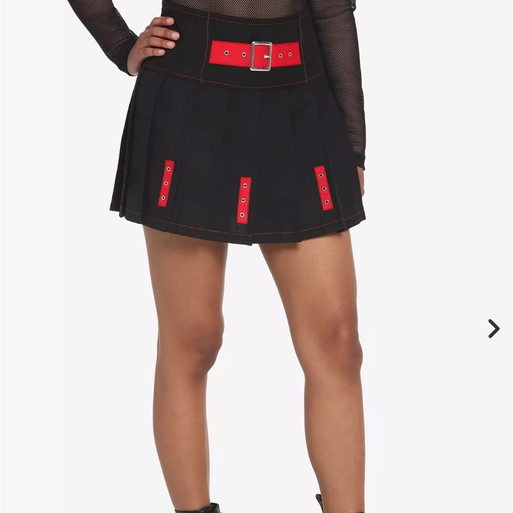 Black and Red Pleated Skirt